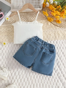 Zweiteiliges Sommermädchen-Outfit mit weißem Rüschen-Camisole und Denim-Shorts