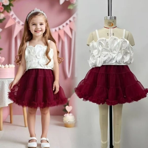Detail von weißem Blumentop und gestuftem rotem Tüllrock für Mädchen Partykleid