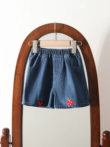 Short en jean fille avec broderie fraise et taille élastique en délavage bleu moyen poli