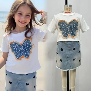 Détail de l'ensemble t-shirt papillon et jupe en jean avec motifs cœurs pour fille