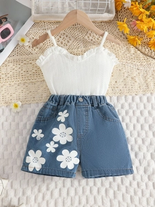 Mädchen Sommer-Set mit weißem Rüschen-Top und Denim-Shorts mit Blumenmuster