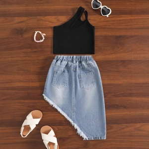 Tenue d'été pour fille avec haut noir asymétrique et jupe en jean à ourlet effiloché