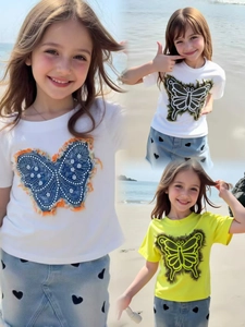 Ensemble d'été pour filles avec T-shirt à motif papillon et jupe en jean au bord de mer