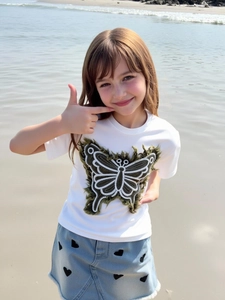 Ensemble d'été fille avec T-shirt papillon blanc et jupe en jean à cœurs