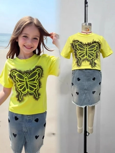 Tenue d'été fille avec t-shirt papillon jaune et jupe en jean avec cœurs