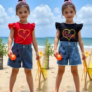 Dettaglio del set estivo da ragazza con ricamo a farfalla su pantaloncini di jeans e t-shirt