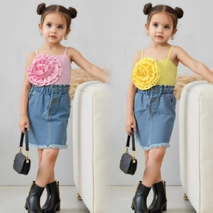 Détail de l'ensemble denim bébé avec camisole fleurie 3D et jupe à bords effilochés