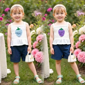 Détail d'un ensemble d'été pour fille avec haut fraise au crochet et short en jean