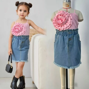 Détails du haut à fleurs rose et de la jupe en jean avec ourlet effiloché pour filles