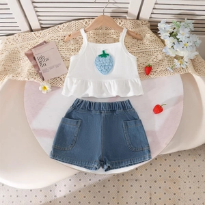 Détail du caraco en tricot pour fille avec patch fraise et short en jean à volants