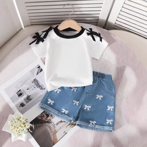 Mädchen Set mit weißem T-Shirt mit Schleifen und bestickten Denim-Shorts im Set