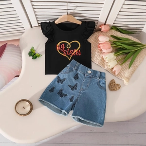 Dettaglio maglietta big sister con volant e pantaloncini di jeans con farfalle bimba