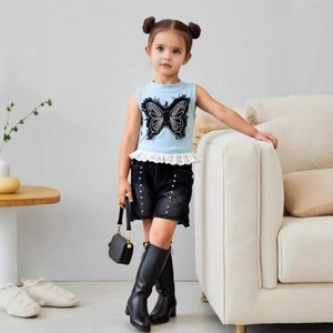 Detail von Mädchen Denim Top mit Schmetterlings-Applikation und Nieten-Shorts Set