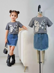 Ensemble fille avec t-shirt papillon à paillettes et jupe en jean à ourlet effiloché
