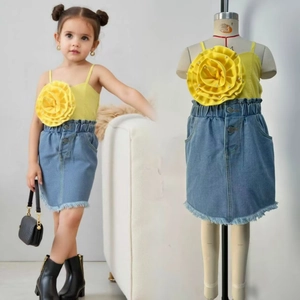 Détail de l'ensemble haut floral jaune et jupe en jean bleue pour filles avec ourlet