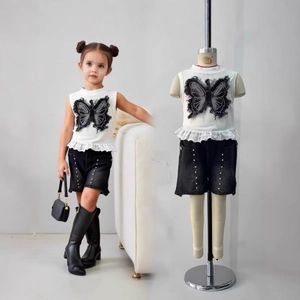 Details von Mädchen Butterfly-Top mit Spitze und Denim-Shorts mit Perlenverzierung