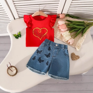 Set bambina con maglietta rossa a maniche a balze e pantaloncini di denim con farfalle