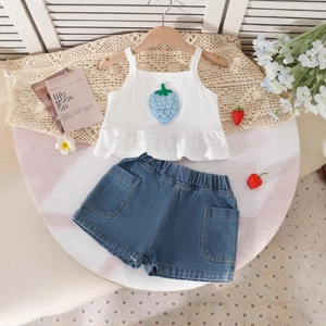 Ensemble d'été pour filles avec caraco fraise au crochet et short en jean