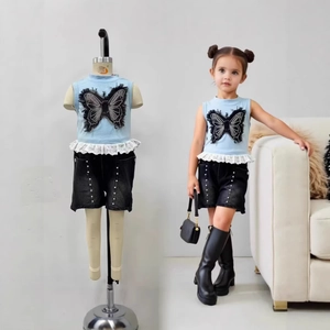 Detailansicht Mädchen Top mit Spitzen-Schmetterling und Denim-Shorts mit Perlenbesatz