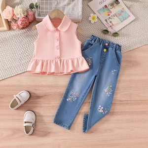 Mise à plat de la chemise rose sans manches à volants et du jean brodé de lapin fleuri