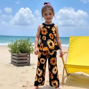 Détail d'un ensemble d'été pour fille avec imprimé tournesols et ourlet à volants