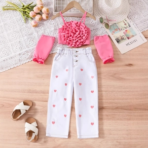 Détail du haut à fleurs roses avec pantalon imprimé cœur et manches assorties