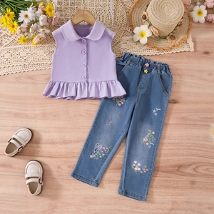 Détail du haut à volants violet et jean pour fille avec broderie lapin et fleurs