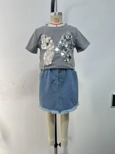 Ensemble fille avec t-shirt gris papillon à paillettes et jupe en jean bleu clair