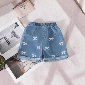 Detailansicht der Mädchen Jeansshorts mit weißer Schleifenstickerei und Gummibund