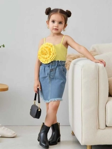 Ensemble mode enfant avec haut à fleur 3D jaune et jupe en jean effilochée