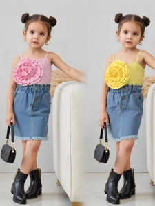 Ensemble fille en jean avec haut à fleurs 3D et jupe en denim à bords effilochés