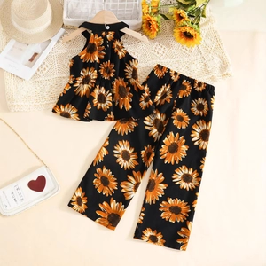 Détail d'ensemble d'été pour filles avec haut licou et pantalon large à tournesols