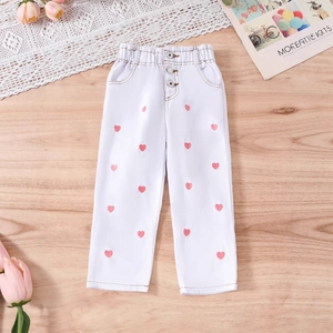 Détail du pantalon blanc pour fille avec broderie cœur rose et taille élastique