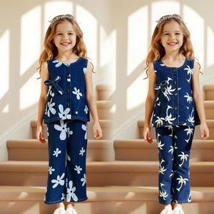 Détail de gilets et pantalons style denim pour filles avec motifs floraux et nœuds