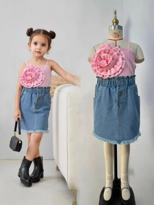 Ensemble fille avec caraco rose à fleur 3D et jupe en jean effilochée