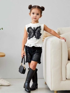 Mädchen-Set mit Schmetterlingsapplikation, ärmellosem Top und perlenbesetzten Denim-Shorts