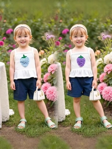 Ensemble d'Été pour Filles Top Caraco Blanc à Volants avec Broderie Fraise et Short en Jean Ensemble 2 Pièces pour Enfants