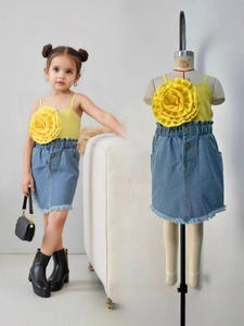 Ensemble fille avec haut jaune à fleur 3D et jupe en jean aux détails perlés élégants