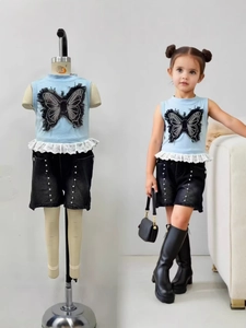 Mädchen Set mit Schmetterlings-Spitzentop und schwarzen Perlen-Jeansshorts Sommeroutfit