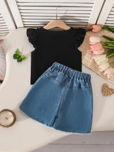 Completo bambina con maglietta nera a maniche a volant e pantaloncini di jeans blu sfrangiati