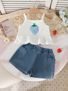 Ensemble d'été fille avec caraco fraise blanc et short en jean bleu délavé