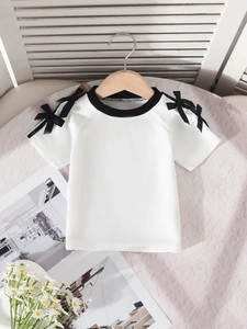 Weißes Mädchen T-Shirt mit schulterfreien Ausschnitten und schwarzen Schleifen Details