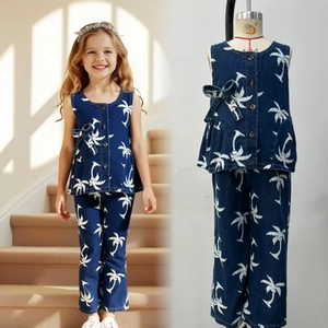 Détail d'un ensemble en jean pour filles avec imprimés de palmiers et nœuds décoratifs