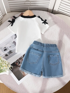 Mädchen-Sommer-Set mit weißem Schleifen-T-Shirt und bestickten Denim-Shorts Outfits