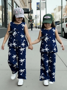 Détail de l'ensemble débardeur et pantalon en denim pour filles avec motifs de palmiers