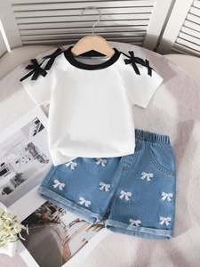 Mädchen Sommer-Set mit weißem Schleifen-T-Shirt und bestickten Denim-Shorts am Holzkleiderbügel