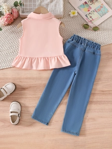 Ensemble fille avec haut rose sans manches à volants et pantalon en jean bleu tendance