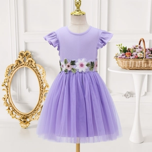 Detail von 3D-Stickblumen am lila Mädchenkleid mit Rippenoberteil und Tüllrock
