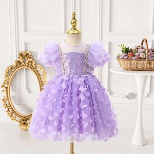 Détails de la robe princesse lavande avec appliques papillons 3D et sequins brillants