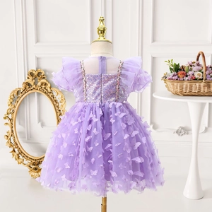 Détail de robe de princesse lavande avec papillons 3D et corsage à paillettes